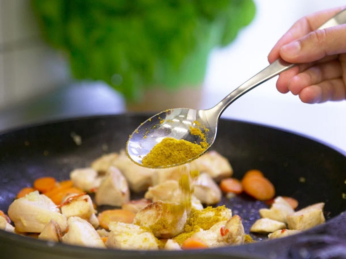 Curry zum Hähnchen geben