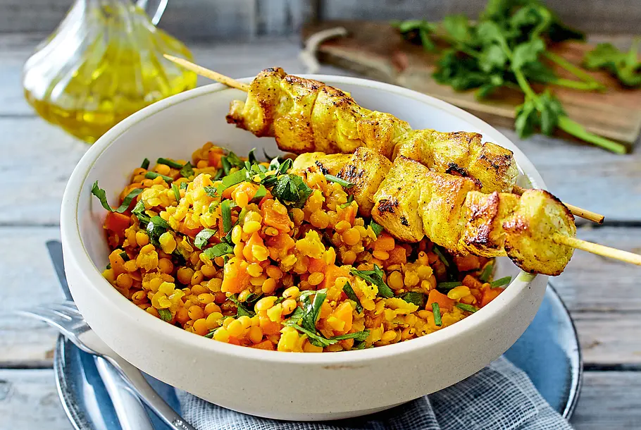 Currylinsensalat mit Hähnchenspießen Rezept-F8520102-01 Currylinsensalat mit Hähnchenspießen Rezept