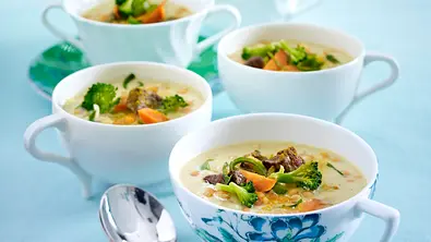 Currysuppe mit Gemüse und Rindfleisch Rezept - Foto: LECKER @ Bauer Media Group