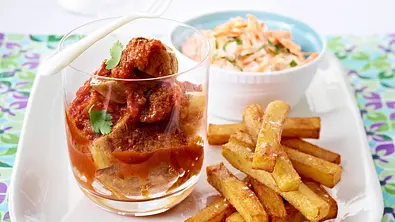 Currywurst deluxe zu Pommes und Farmersalat Rezept - Foto: LECKER @ Bauer Media Group