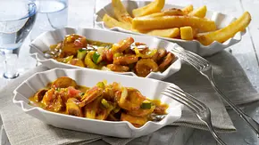 Currywurst-Gulasch mit Pommes frites Rezept - Foto: LECKER @ Bauer Media Group