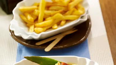 Currywurst mit Ananas-Soße Rezept - Foto: LECKER @ Bauer Media Group