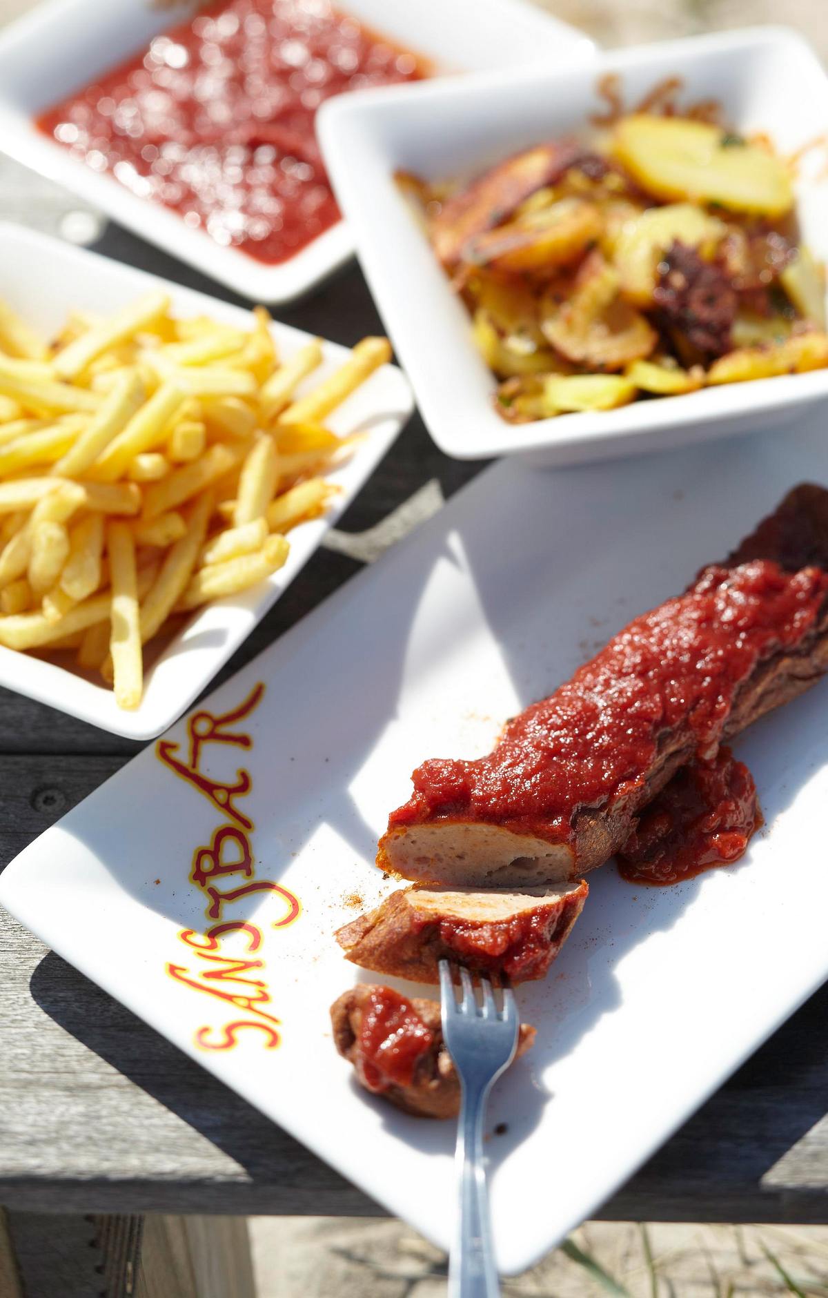 Currywurst mit Bratkartoffeln und Currysoße Rezept