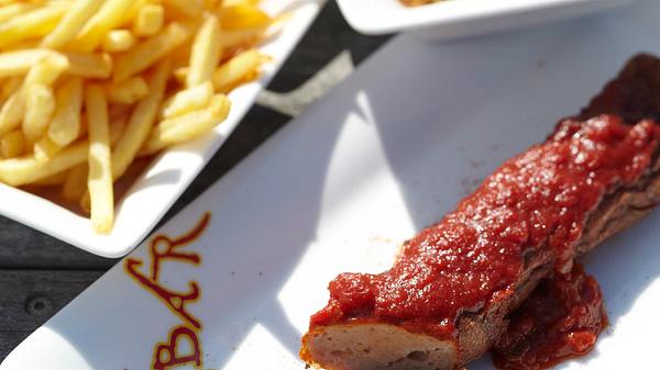 Currywurst mit Bratkartoffeln und Currysoße Rezept - Foto: House of Food / Bauer Food Experts KG