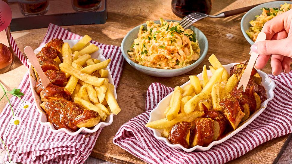 Currywurst mit ­Eisberg-Slaw (Manta-Platte) Rezept - Foto: House of Food / Bauer Food Experts KG