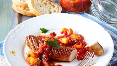 Currywurst mit Mango-Chutney Rezept - Foto: LECKER @ Bauer Media Group
