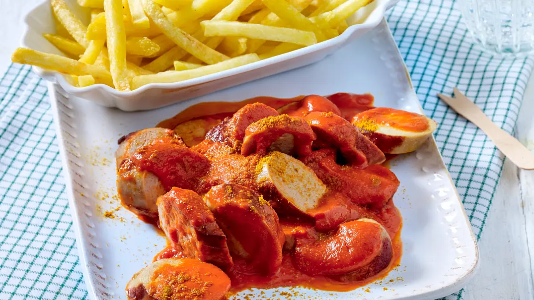 Currywurst mit Pommes frites Rezept - Foto: LECKER @ Bauer Media Group Currywurst mit Pommes frites Rezept - Foto: LECKER @ Bauer Media Group