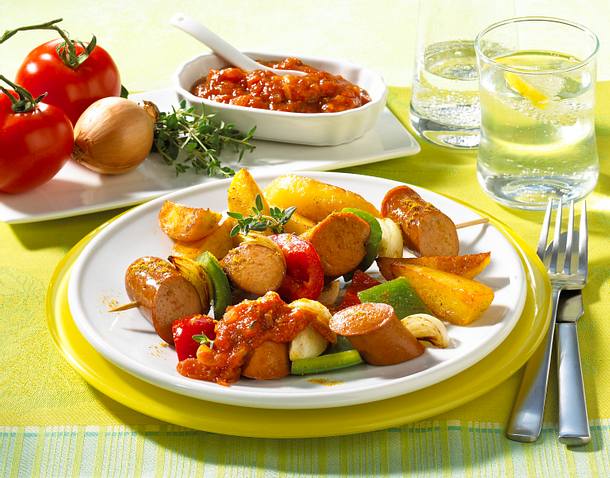 Currywurstspieß mit Kartoffelspalten Rezept Currywurstspieß mit Kartoffelspalten Rezept