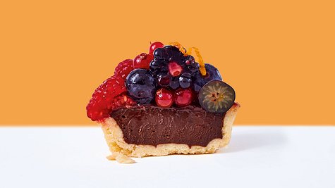 Curvy Ganache-Tartelette mit Beerenkrone Rezept - Foto: House of Food / Bauer Food Experts KG
