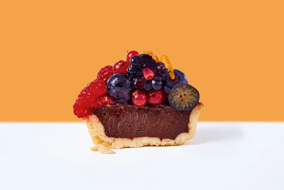 Curvy Ganache-Tartelette mit Beerenkrone Rezept Curvy Ganache-Tartelette mit Beerenkrone Rezept