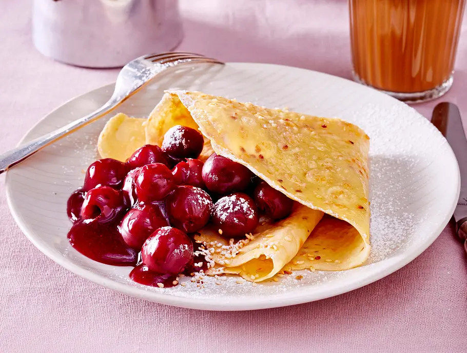 Zimtkirschen in zarten Sesampfannkuchen Rezept Zimtkirschen in zarten Sesampfannkuchen Rezept