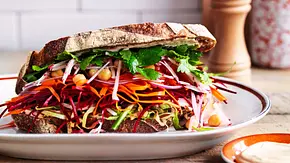 Da haben wir den Salat Veggie-Klappstulle Rezept - Foto: LECKER @ Bauer Media Group Da haben wir den Salat Veggie-Klappstulle Rezept - Foto: LECKER @ Bauer Media Group