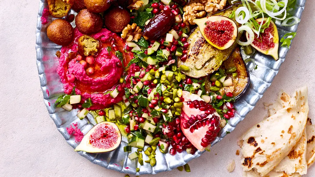 Eine bunt zusammengestellte Mezze-Platte mit Fladenbrot an der Seite - Foto: LECKER @ Bauer Media Group