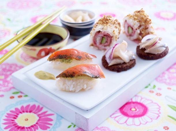 Dänische Sushi (Matjes-Sashimi, Dänemark-Rolls und Graved Lachs-Nigiri) Rezept Dänische Sushi (Matjes-Sashimi, Dänemark-Rolls und Graved Lachs-Nigiri) Rezept