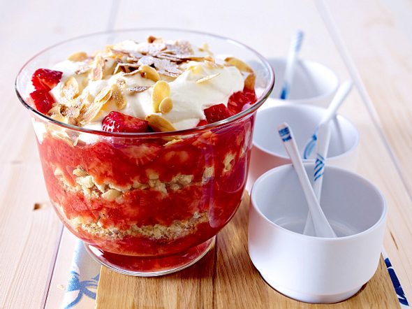 Erdbeer-Dessert mit frischen Sommerfrüchten