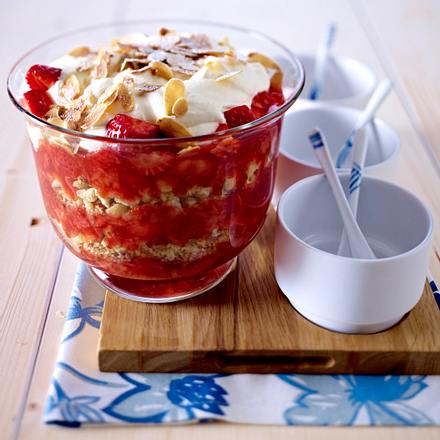 Dänisches Erdbeerdessert mit Sahne Rezept Dänisches Erdbeerdessert mit Sahne Rezept