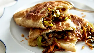 Dal Paratha (Linsenfladen mit Möhren-Raita) Rezept - Foto: LECKER @ Bauer Media Group Dal Paratha (Linsenfladen mit Möhren-Raita) Rezept - Foto: LECKER @ Bauer Media Group