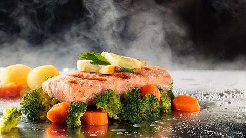 Dampfgegartes Gemüse und Fisch - Foto: iStock/Vitalina