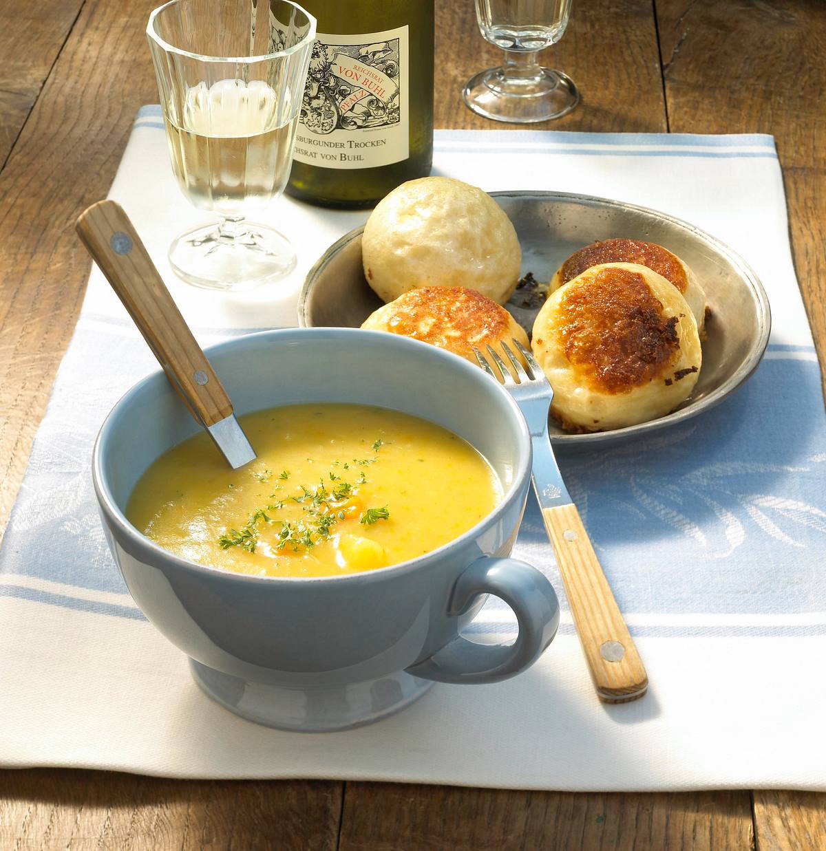 Dampfnudeln mit Kartoffelsuppe (Grumbeersupp) Rezept