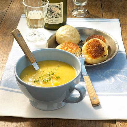 Dampfnudeln mit Kartoffelsuppe (Grumbeersupp) Rezept Dampfnudeln mit Kartoffelsuppe (Grumbeersupp) Rezept
