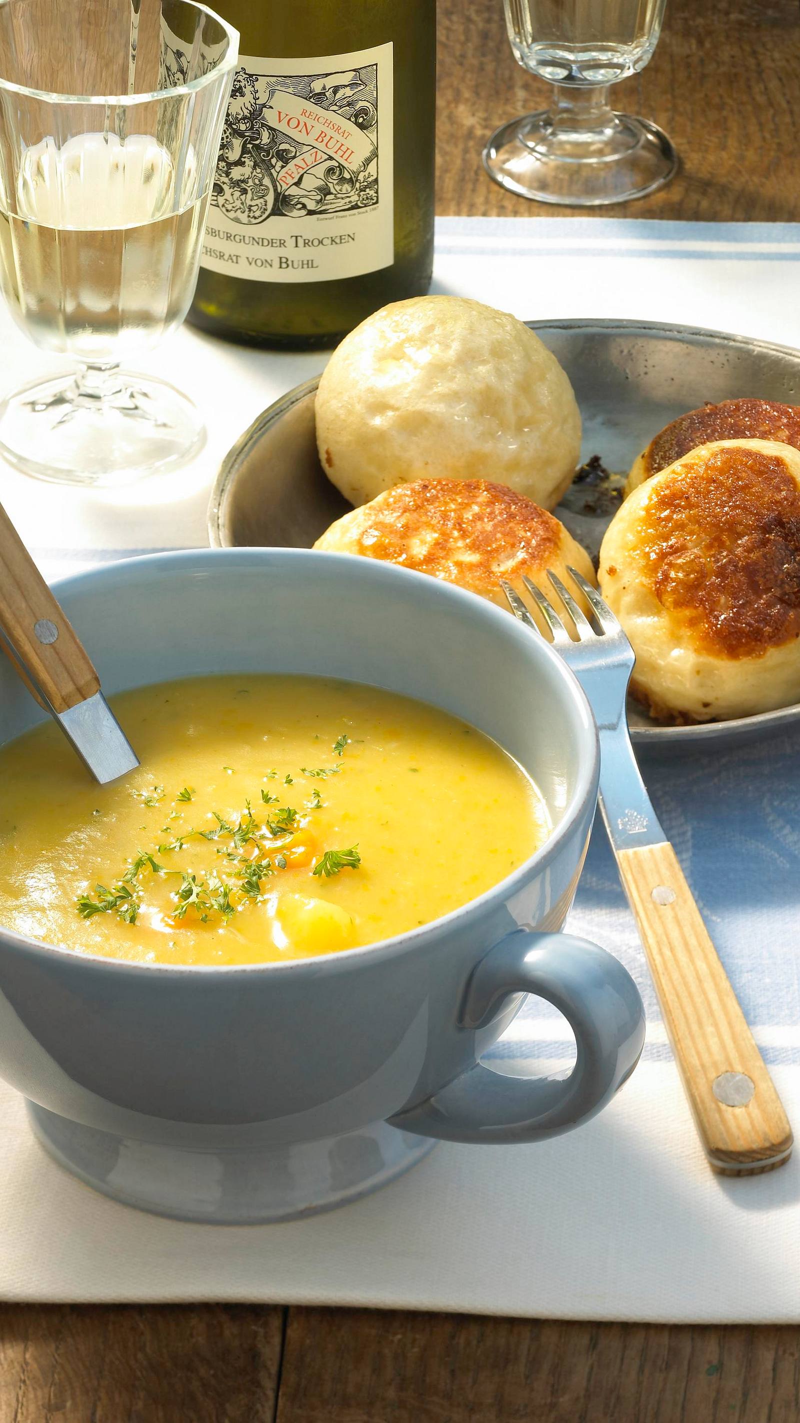 Dampfnudeln mit Kartoffelsuppe (Grumbeersupp) Rezept