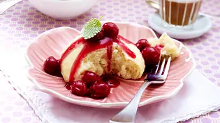 Dampfnudeln mit Kirschen Rezept - Foto: LECKER @ Bauer Media Group Dampfnudeln mit Kirschen Rezept - Foto: LECKER @ Bauer Media Group