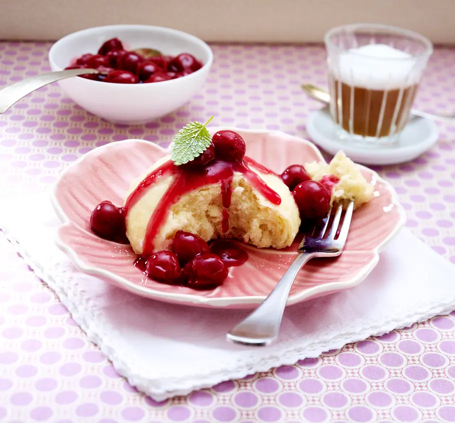 Dampfnudeln mit Kirschen Rezept Dampfnudeln mit Kirschen Rezept