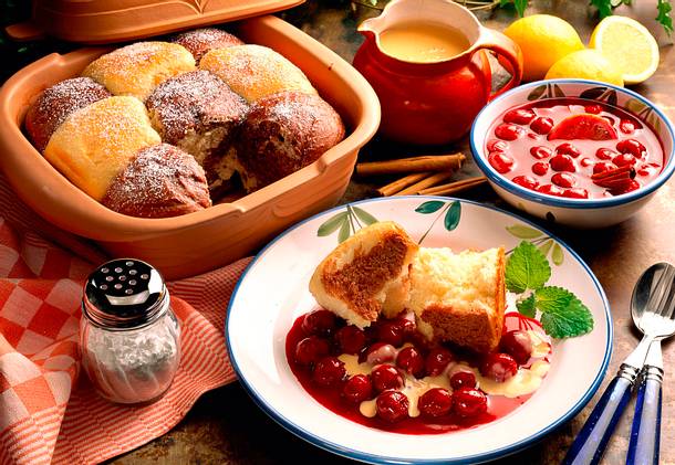 Dampfnudeln mit Kirschkompott und Karamellsoße Rezept Dampfnudeln mit Kirschkompott und Karamellsoße Rezept