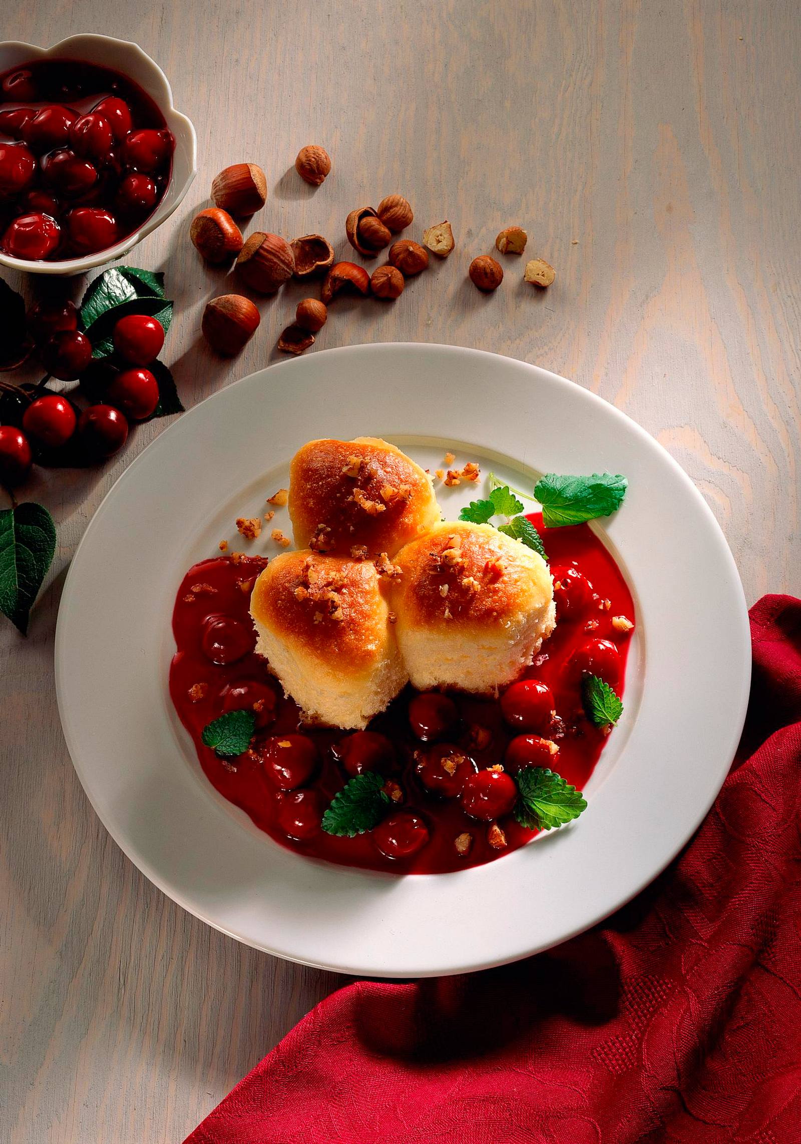 Dampfnudeln mit Nussfüllung und Kirschkompott Rezept | LECKER