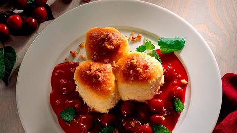 Dampfnudeln mit Nussfüllung und Kirschkompott Rezept - Foto: Neckermann