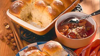 Dampfnudeln mit Pflaumenkompott Rezept - Foto: LECKER @ Bauer Media Group