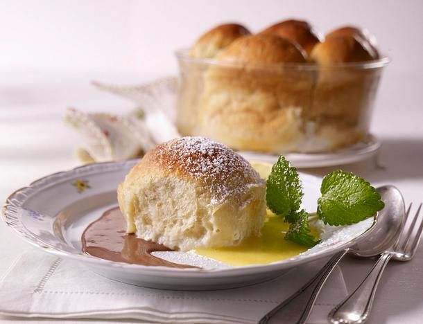 Dampfnudeln mit Zitronenschaum und Schokosoße Rezept Dampfnudeln mit Zitronenschaum und Schokosoße Rezept