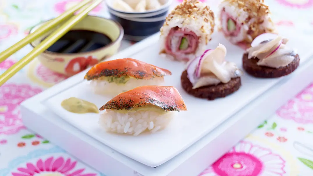 Dänische Sushi (Matjes-Sashimi, Dänemark-Rolls und Graved Lachs-Nigiri) Rezept - Foto: LECKER @ Bauer Media Group Dänische Sushi (Matjes-Sashimi, Dänemark-Rolls und Graved Lachs-Nigiri) Rezept - Foto: LECKER @ Bauer Media Group