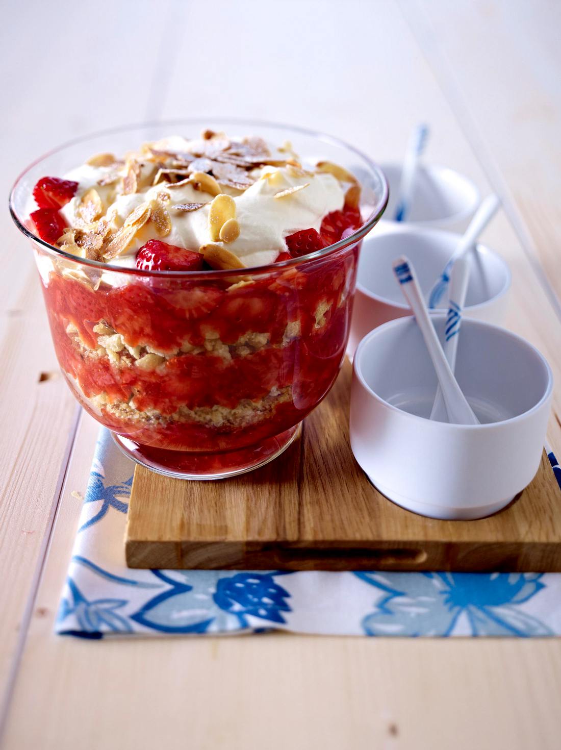 Dänisches Erdbeerdessert mit Sahne Rezept Dänisches Erdbeerdessert mit Sahne Rezept