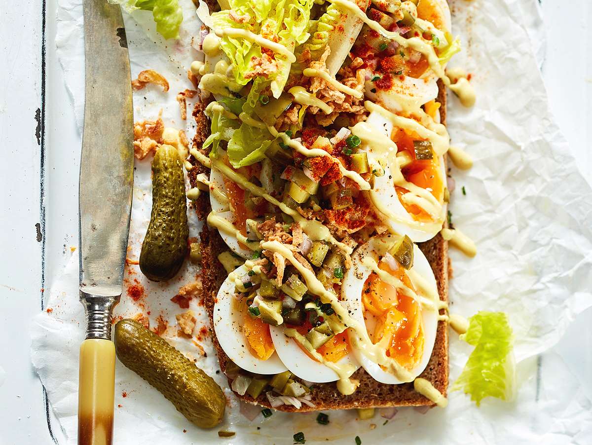 Dänisches Smørrebrød mit Ei und Gürkchen Rezept