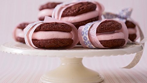 Dark Chocolate Whoopies mit Himbeerfrosting Rezept - Foto: House of Food / Bauer Food Experts KG