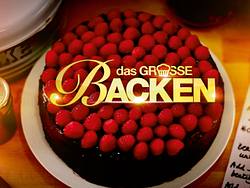 Das große Backen Logo und Himbeertorte - Foto: © SAT.1/Claudius Pflug 