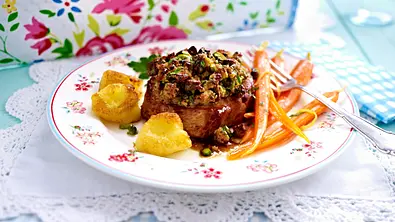 Das neckische Nacken-Pistazien-Kotelettchen Rezept - Foto: LECKER @ Bauer Media Group
