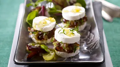 Dattel-Ziegenkäsetaler auf Blattsalat Rezept - Foto: LECKER @ Bauer Media Group