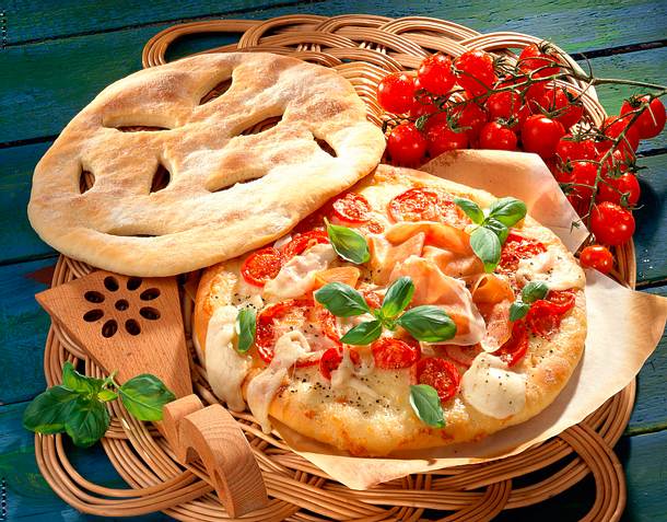 Deckel-Pizza mit Parmaschinken Rezept Deckel-Pizza mit Parmaschinken Rezept