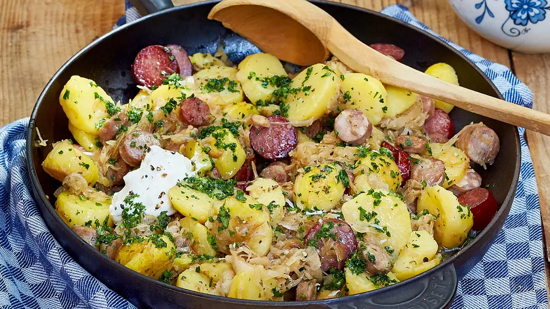 Deftige Kartoffel-Kraut-Pfanne Rezept - Foto: LECKER @ Bauer Media Group