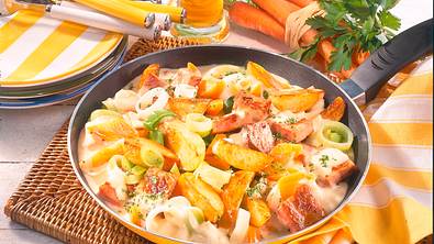 Deftige Kartoffelpfanne mit Senfcreme Rezept - Foto: LECKER @ Bauer Media Group