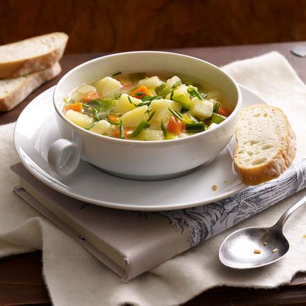 Deftige Kartoffelsuppe mit Suppengrün und Majoranschmand Rezept Deftige Kartoffelsuppe mit Suppengrün und Majoranschmand Rezept