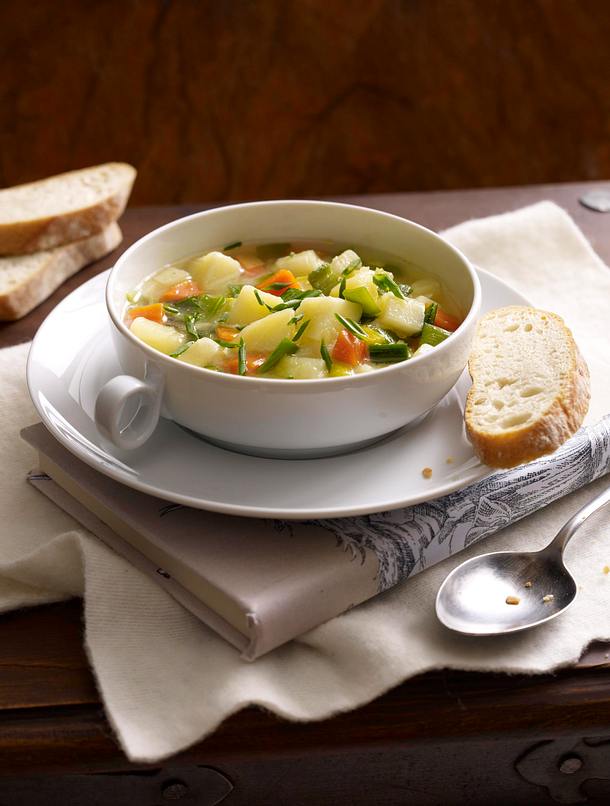 Deftige Kartoffelsuppe mit Suppengrün und Majoranschmand Rezept | LECKER