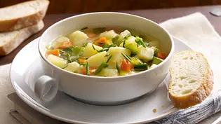 Deftige Kartoffelsuppe mit Suppengrün Rezept - Foto: LECKER @ Bauer Media Group Deftige Kartoffelsuppe mit Suppengrün Rezept - Foto: LECKER @ Bauer Media Group