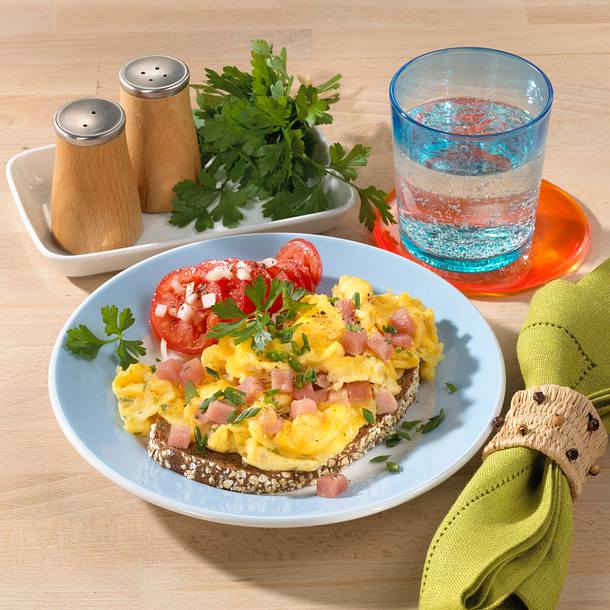 Deftige Kräuter-Rührei-Schnitte Rezept Deftige Kräuter-Rührei-Schnitte Rezept