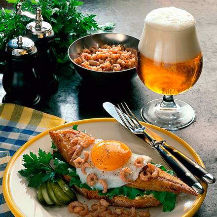 Deftige Seemannsschnitte mit Räuchermakrele, Spiegelei und Nordseekrabben Rezept Deftige Seemannsschnitte mit Räuchermakrele, Spiegelei und Nordseekrabben Rezept