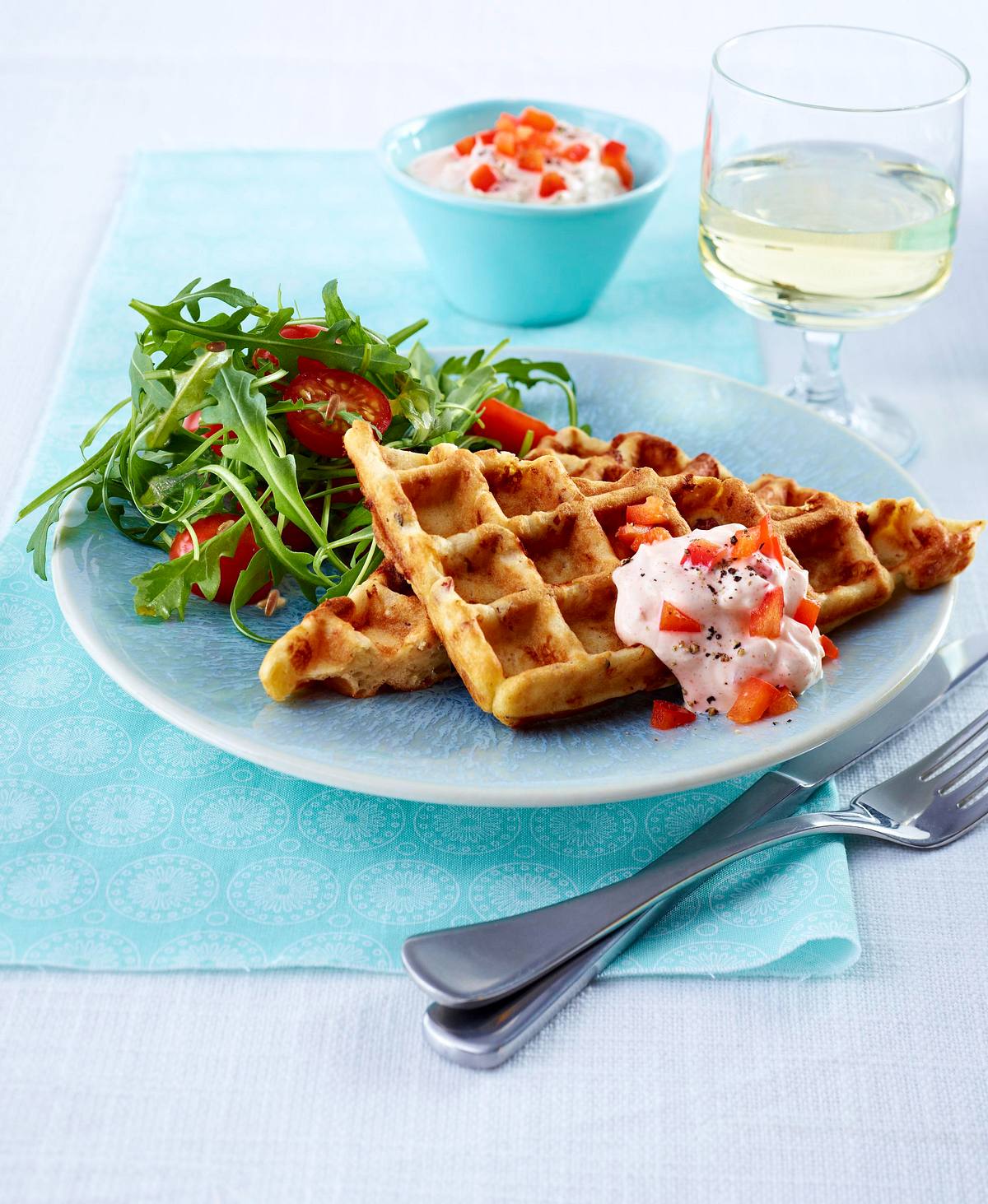 Deftige Waffeln mit Schinken, Gouda und Paprikadip Rezept