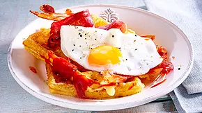 Deftige Waffeln mit Speck  und Spiegelei Rezept - Foto: LECKER @ Bauer Media Group