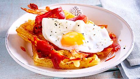 Deftige Waffeln mit Speck  und Spiegelei Rezept - Foto: House of Food / Bauer Food Experts KG